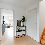 Cozy & Homely House Near The Airport & Center Ferienhaus